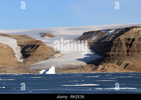 Gletscher fließt aus Devon Island in die Lancaster Sound, Nunavut, Kanada Stockfoto