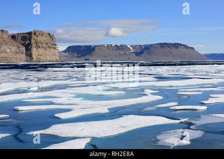 Gefrorene Landschaft von Lancaster Sound mit Devon Island im Hintergrund, der Kanadischen Arktis ab CCGS Amundsen gesehen Stockfoto