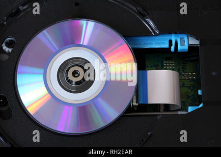 CD in einer DVD-Payer mit Schaltungen, Kabel und Platinen - Nahaufnahme Stockfoto