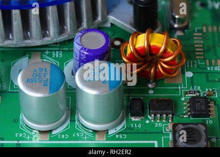 Detail der Schaltungen, Kabel und Platinen im Inneren eine cpu von einem PC Computer. Stockfoto