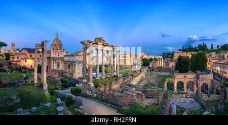 Panorama des Forum Romanum bei Dämmerung, Rom, Italien Stockfoto