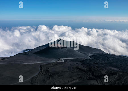 Eine der Vulkan Ätna Krater, cisternazza Krater, Baden in Wolken Stockfoto