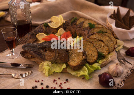 Gefüllte Hecht mit Gemüse und Grüns. Stockfoto
