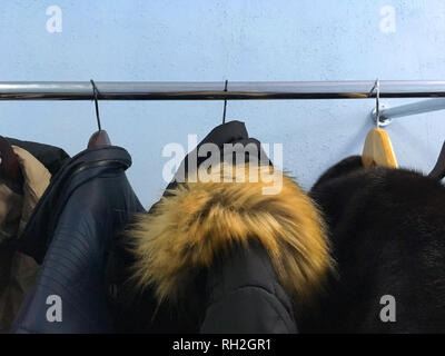 Winter Kleidung hängt auf einem Kleiderbügel aus Metall Stockfoto