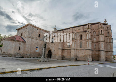 Peñafiel, Valladolid, Spanien; April 2015: Blick auf den Eingang zum Kloster von San Pablo in der mittelalterlichen Stadt Peñafiel Stockfoto