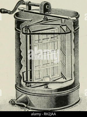 . Britische Biene des Tierhalters Führer für das Management der Bienen in beweglichen - Kamm Nesselsucht, und der Einsatz von modernen Biene-Appliances. Illustriert. Biene Kultur. Die HONAHLE Y-EX Tra k tor. 79 finden keine leeren Zellen, in denen zu legen, und da die Produktion der Brut nicht mehr die Bienen stark rückläufigen Zahlen. Durch extrahieren - der Honig von Brut - Kämme sind wir in der Lage, die Königin mehr Zucht Raum zu geben, und die Bienen zu mehr Aktivität stimulieren. Die gleiche Maschine ermöglicht uns auch eine große Menge von Honig zu sichern in Zeiten, in denen die Bienen nicht werden eingeführt in den Abschnitten zu arbeiten. Kämme, aus denen der Honig wird empti werden Stockfoto