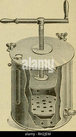 . Britische bee Journal &Amp; Imker Berater. Bienen. 68 DIE BRITISCHE BEE JOURNAL. [22. 13., 1908. Wespe. Ist dieser nicht sehr früh, besonders bei uns im Norden? Ich entdeckte es kriecht über einige moosige Gras. Sie sagen, ein gutes Wasp Jahr in der Regel ein guter Honig Jahr erahnen lässt, so lassen Sie uns diesen frühen Aussehen Hoffnung ist der Vorläufer einer gute Biene - Saison für 1908. - G. D. W. Davidson, Gourock, N.B., im Februar 10. Antwort - einen hellen, warmen Tag im Feb-ruary bringt normalerweise die Königin - Wespe für einen Flug in welchem Teil des Königs Dom es auftritt. Wir hoffen, dass Ihr prognosti- kation wahr erweisen können. [3662.] Cle Stockfoto