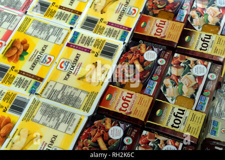 Verpackt tofu Produkte für den Verkauf in einem Lebensmittelgeschäft, Vancouver, BC, Kanada Stockfoto