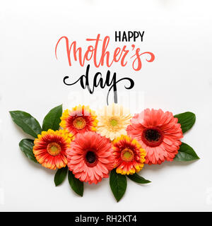 Happy Mother's Day lebende Korallen PANTONE-Farbe Hintergrund. Coral flach Grußkarte mit schönen Gerbera Blumen auf weißem Hintergrund. Stockfoto