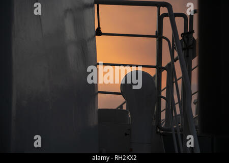 Der Himmel sah so aus, als ob es auf Feuer & der Blick auf das Mittelmeer Meer war absolut atemberaubend. Stockfoto