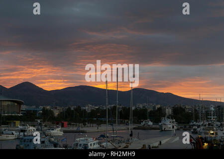 Der Himmel sah so aus, als ob es auf Feuer & der Blick auf das Mittelmeer Meer war absolut atemberaubend. Stockfoto