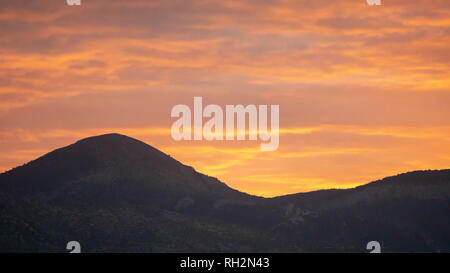 Der Himmel sah so aus, als ob es auf Feuer & der Blick auf das Mittelmeer Meer war absolut atemberaubend. Stockfoto