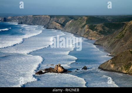 Die Wellen am Strand an der steilen Küste, Blick vom Torre de Aspa zu Praia do Castelejo, Algarve, Portugal Stockfoto