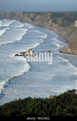 Die Wellen am Strand an der steilen Küste, Blick vom Torre de Aspa zu Praia do Castelejo, Algarve, Portugal Stockfoto