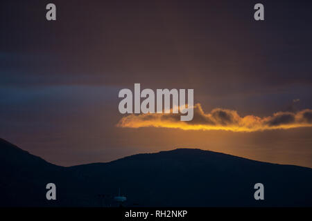 Der Himmel sah so aus, als ob es auf Feuer & der Blick auf das Mittelmeer Meer war absolut atemberaubend. Stockfoto