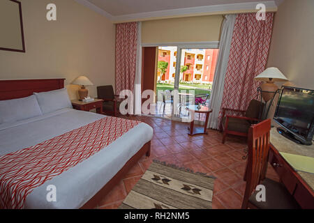 Doppelbett in der Suite eines Luxushotels, Zimmer mit Balkon und Vorhänge Stockfoto