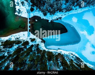 Gefroren Eibsee, Deutschland. Von einer Drohne bei Sonnenuntergang mit Blick über den See. Stockfoto