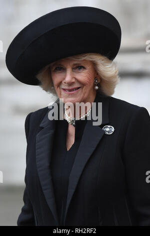 Die Herzogin von Cornwall verlässt nach einem Service der Danksagung für das Leben und die Arbeit der ehemalige Außenminister Lord Carrington am Westminster Abbey in London. Stockfoto