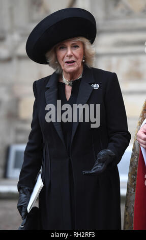 Die Herzogin von Cornwall verlässt nach einem Service der Danksagung für das Leben und die Arbeit der ehemalige Außenminister Lord Carrington am Westminster Abbey in London. Stockfoto