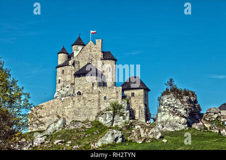 Lindenberg, Polen - 28. APRIL 2018: gotische Schloss und Hotel in Lindenberg, Polen. Schloss im Dorf Lindenberg, Jura Krakowsko-Czestochowska. Gebaut Stockfoto