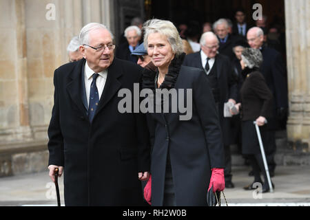 Der konservative Abgeordnete Sir Peter Bottomley und ehemalige konservative Minister Virginia Bottomley verlassen ein Service der Danksagung für das Leben und die Arbeit der ehemalige Außenminister Lord Carrington am Westminster Abbey in London. Stockfoto