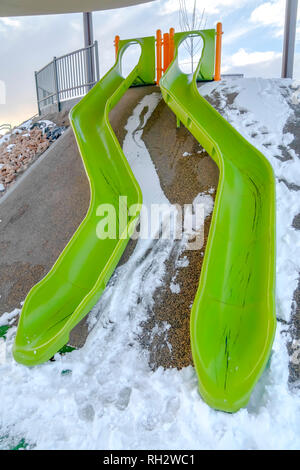 Schnee bedeckt Spielplatz mit grünen Folien in Utah Stockfoto