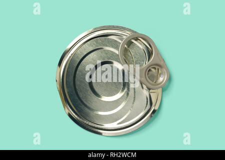 Entfernen Deckel von Blechdose mit Ring ziehen auf Green teal Hintergrund, clipping path enthalten Stockfoto