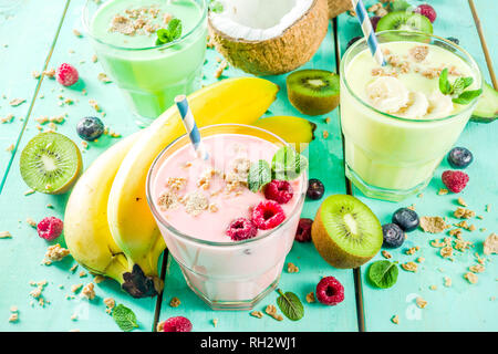 Sommer erfrischende Getränke - Protein Shakes, Milchshakes oder Smoothies, mit frischen Beeren und Früchte, hellblau Tabelle kopieren Raum Stockfoto