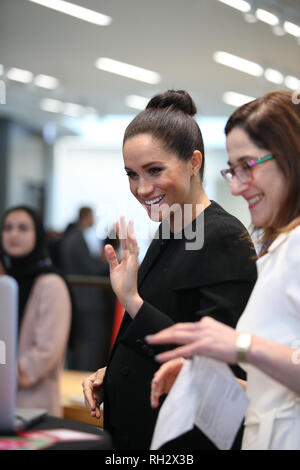 Die Herzogin von Sussex spricht über Skype, Hilary Harawo, ein Student in Ghana, bei einem Besuch in der Vereinigung der Commonwealth Universitäten an der Universität von London. Stockfoto