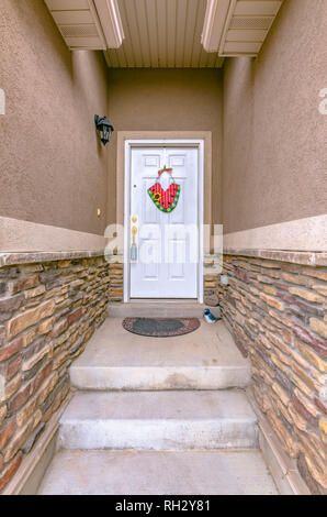 Schritte auf einem schmalen Eingangsbereich führt zu der vorderen Klappe Stockfoto