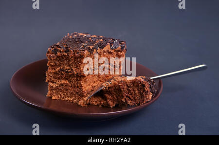 Leckere Schokolade Kuchen auf dem Braunen auf dem Schwarzen Tisch Stockfoto