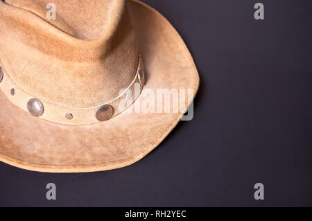 Braun Cowboyhut auf schwarzem Hintergrund Stockfoto