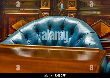 MONTEVIDEO, URUGUAY, Oktober - 2018 - Leere Kammer der Senatoren auf legislativer Palast von Uruguay. Stockfoto