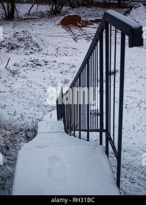 Unvollendete Beton Treppe unter Schnee, Moskau Stockfoto