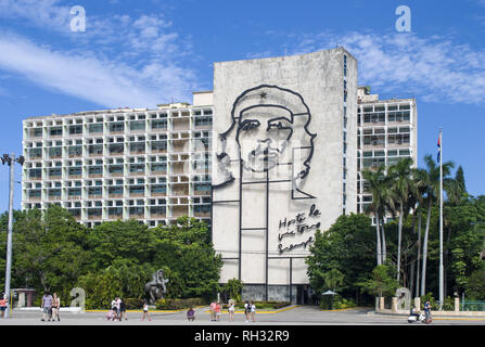 Havanna/Kuba - November 27, 2017: Plaza de la Revolution, typischen kommunistischen größenwahnsinnigen Symbol. Gebäude mit dem Antlitz von Che Guevara, der Führer der Stockfoto