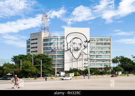 Havanna/Kuba - November 27, 2017: Plaza De La Revolucion Gesicht Camilo Cienfuegos, Havanna, Kuba. Ministerium für Kommunikation und Camilo Cienfuegos memor Stockfoto