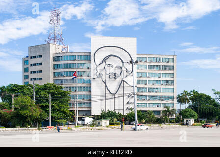 Havanna/Kuba - November 27, 2017: Plaza De La Revolucion Gesicht Camilo Cienfuegos, Havanna, Kuba. Ministerium für Kommunikation und Camilo Cienfuegos memor Stockfoto