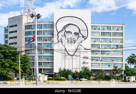 Havanna/Kuba - November 27, 2017: Plaza De La Revolucion Gesicht Camilo Cienfuegos, Havanna, Kuba. Ministerium für Kommunikation und Camilo Cienfuegos memor Stockfoto