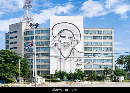 Havanna/Kuba - November 27, 2017: Plaza De La Revolucion Gesicht Camilo Cienfuegos, Havanna, Kuba. Ministerium für Kommunikation und Camilo Cienfuegos memor Stockfoto