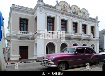 Cienfuegos / Kuba - November 27, 2017: Tomas Terry Theater in Jose Marti Park in Cienfuegos, Kuba. National Monument, in der historischen Stadt entfernt c Stockfoto