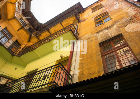 Eine alte hisitoric Gebäude in einem Zustand verfallen, wenn in einer Gasse in Krakau, Polen Stockfoto