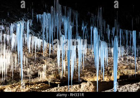 Viele Eiszapfen von der Decke der Höhle Stockfoto