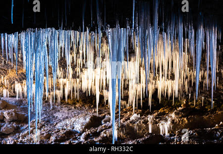 Viele Eiszapfen von der Decke der Höhle Stockfoto