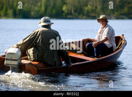 Senioren in einem kleinen Boot Stockfoto