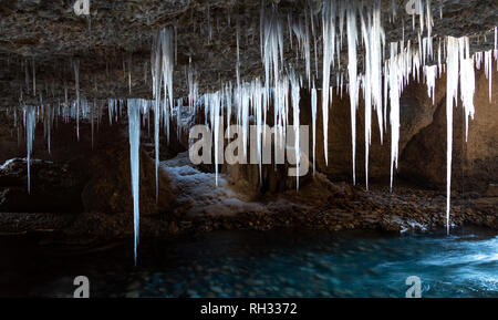 Viele Eiszapfen von der Decke der Höhle Stockfoto