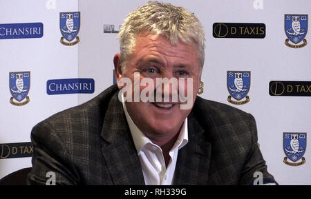 Screengrab von PA Video Neuer Sheffield Mittwoch Manager Steve Bruce während einer Pressekonferenz in Hillsborough Stadion, Sheffield. Stockfoto