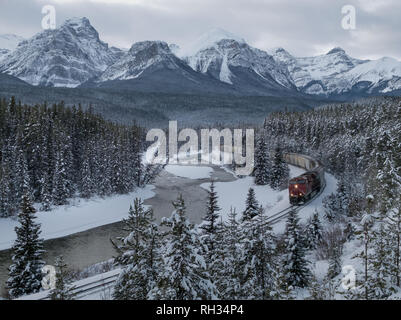 CP-Lok Zug gehen Sie durch die morant Kurve im Tal rechts weg Bow Valley Parkway, Lake Louise, Banff National Park, Alberta, Kanada Stockfoto