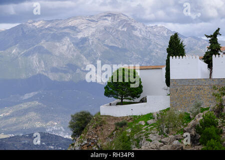 Öffentlichen Friedhof im Berg Dorf von Comares mit Einfassung Maroma im Hintergrund. Axarquia, Malaga, Andalusien, Spanien Stockfoto