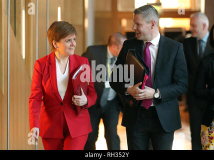 Erster Minister Nicola Stör und Kabinettsminister für Finanzen, Wirtschaft und Fair Work Derek Mackay vor Phase 1 Haushalt der Schottischen Regierung bei den schottischen Parlament in Edinburgh ankommen. Stockfoto