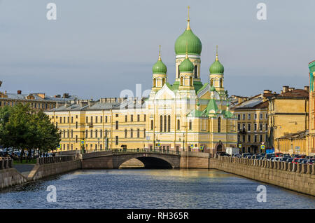 Griboyedov Canal Embankment mit dem Mogilyovsky Brücke und der St. Isidor Kirche, die Kirche der Orthodoxen estnische Bruderschaft, in St. Petersburg Stockfoto